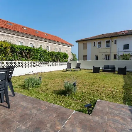 With A Large Garden In * Σανταντέρ