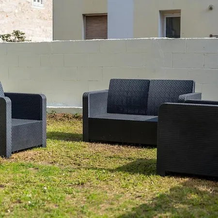 With A Large Garden In Διαμέρισμα